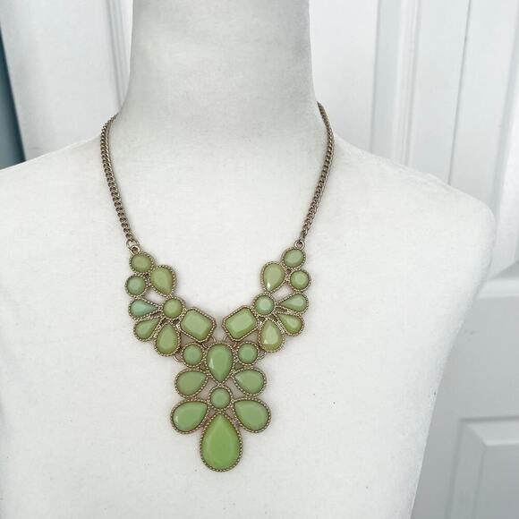 Pale green acrylic bib statement necklace on gold tone adjustable chain - Picture 1 of 3
